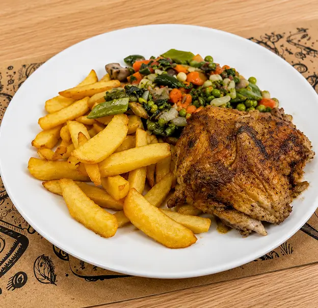 Plato de pollo asado con patatas y verduras