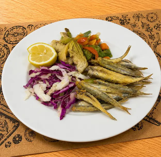 Plato de boquerones fritos