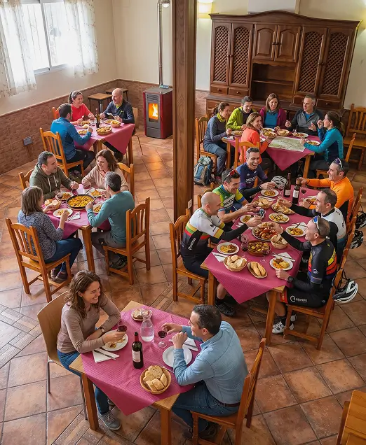 Grupos de personas comiendo en el restaurante