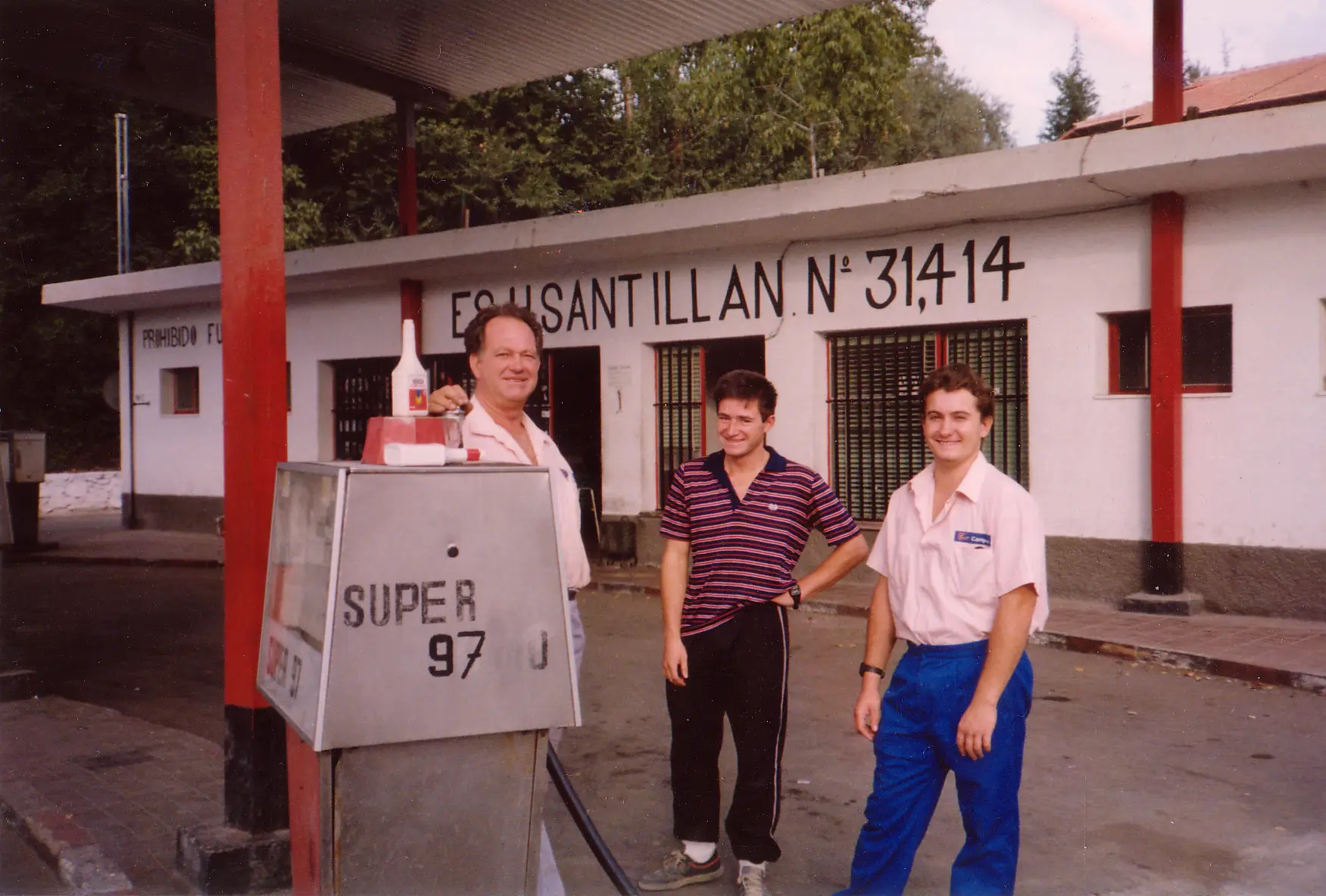 Foto antigua de la familia en la gasolinera