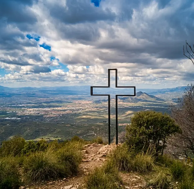 Una cruz en una montaña