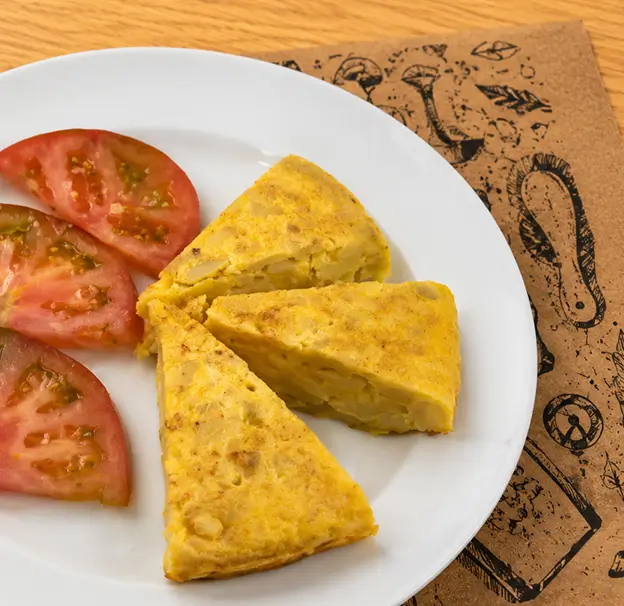 Tapa de Tortilla de patatas con tomates
