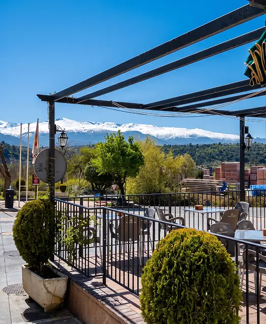 Terraza del restaurante con vistas Sierra Nevada